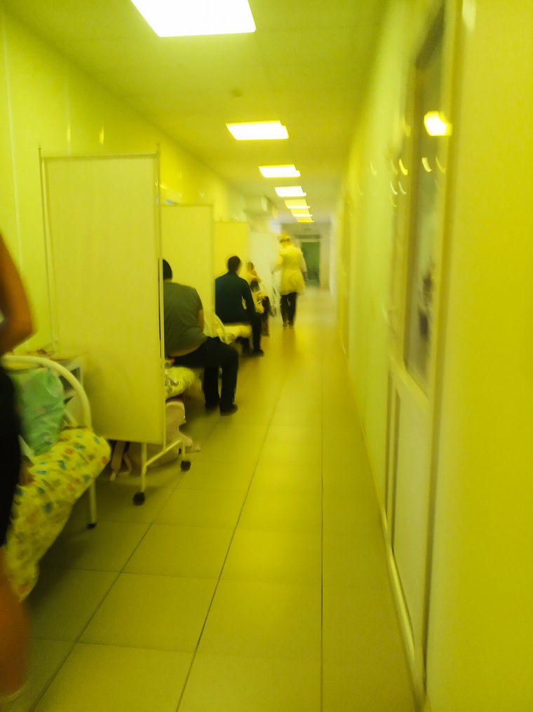 Родители с детьми в коридоре пермской больницы
