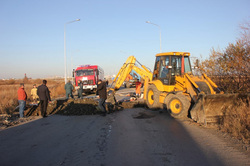 В Екатеринбурге раскопали дорогу, чтобы потушить торфяники. Видео
