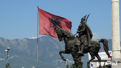 Албания, флаг албании, памятник скандербегу