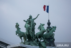 Виды Парижа. Париж, скульптура, париж, флаг франции, франция, квадрига, французский флаг