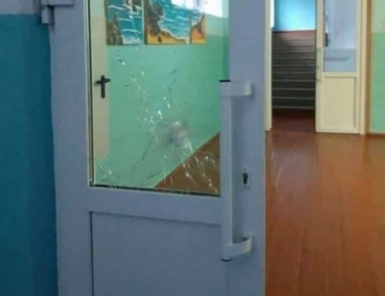 Фотография двери в школе, в которую попал выстрел
