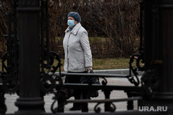 Екатеринбург во время пандемии коронавируса COVID-19, медицинская маска, защитная маска, женщина в маске, улица, маска на лицо