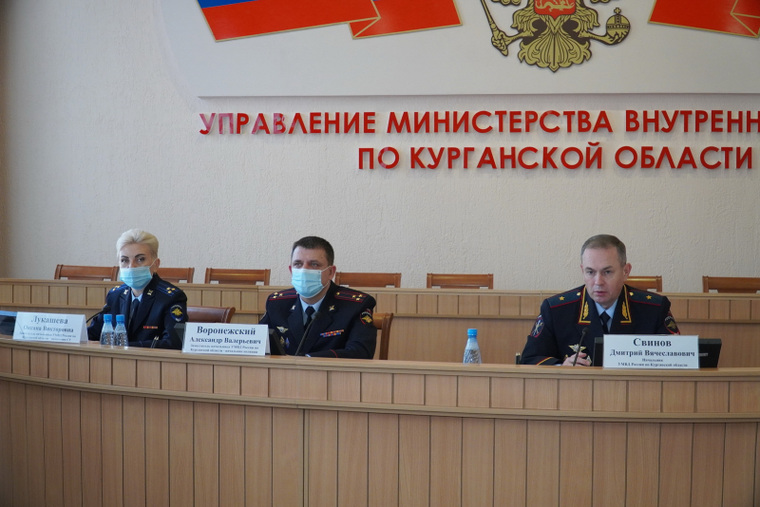Дмитрий Свинов (справа) представил Оксану Лукашеву подчиненным