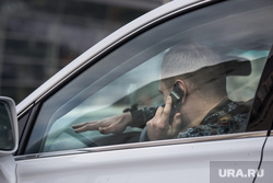 Клипарт. Свердловская область, автомобилист, разговаривает по телефону за рулём, водитель, шофер