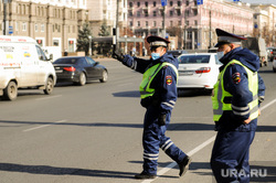 Проверка водителей и пассажиров на соблюдение масочного режима. Челябинск, гаи, полиция, гибдд, дпс, дорога