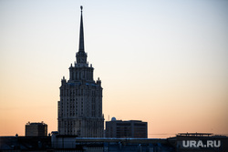 Виды Москвы, город москва, старое здание, высотное здание
