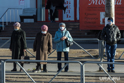 Клипарт. Магнитогорск, трамвайная остановка, люди в масках, ожидание транспорта, пандемия