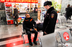 Дезинфекция и проверка масочного режима на железнодорожном вокзале. Челябинск, досмотр, пассажир, полиция, жд вокзал челябинск