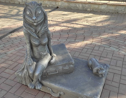 Памятник «женщине-кошке» вызвал неоднозначную реакцию курганцев, и его убрали