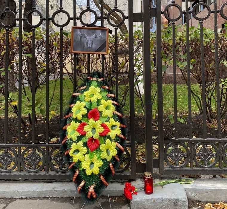 Москвичи принесли к мемориалу гвоздики и свечку