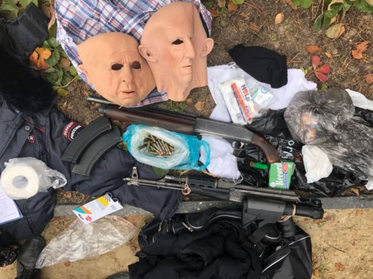 При себе у мужчины нашли две единицы оружия, около двухсот патронов, маски, имитирующие человеческое лицо, поддельные госномера и полицейскую форму