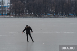 Виды Екатеринбурга, зима, лед, человек на льду