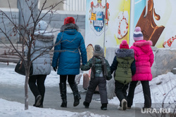 Депутат Госдумы назвал помощь семьям с детьми в РФ издевательской