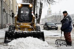 Снег в городе. Екатеринбург, уборка снега, трактор, снег в городе, коммунальные службы, город екатеринбург, проспект ленина