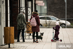 Трудовые мигранты в "Испанских кварталах" и Новой Москве. Москва, ребенок, собака, дети, жилой комплекс, городская среда, новостройки, жк, урбанизация, урбанизм, испанские кварталы, выгул