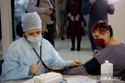 Центр мобильной вакцинации от COVID-19 в торговом центре «Дирижабль». Екатеринбург, укол, прививка, вакцинация, covid19, спутник v, измирение давления