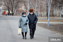 Город. Курган, горсад, пенсия, пожилые люди, пенсионеры, осень
