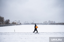 Виды Екатеринбурга, снег, зима, медицинская маска, защитная маска, набережная городского пруда, холод, мужчина в маске