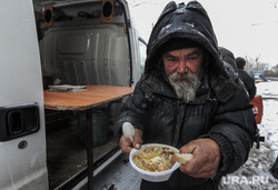 Кормление бездомных и малоимущих граждан благотворительной организацией. Челябинск, старик, пенсионеры, кормление бездомных, малоимущие, бомжи, голодающие, горячий суп, нищий