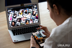 Мобильные приложения Tinder и TikTok. Екатеринбург, телефон, ноутбук, социальные сети, соцсети, iphone, фриланс, tinder, знакомства, удаленная работа, девушка за ноутбуком, тиндер