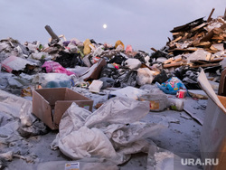 Граница несанкционированной свалки и скотомогильник с сибирской язвой. Свердловская область, поселок Рудный, мусор, отходы, свалка, несанкционированная свалка