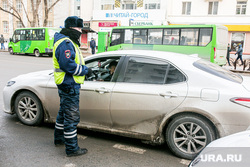 Несанкционированная акция в поддержку оппозиции. Тюмень, автомобиль, сотрудники гибдд, гибдд, дорожно патрульная служба, дпс, проверка документов
