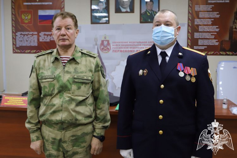 Командующий Приволжским округом войск Росгвардии Александр Порядин (слева) наградил коллег