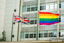 Флаг ЛГБТ сообщества на посольстве Великобритании. Москва, геи, флаг великобритании, лгбт, флаг лгбт, посольство великобритании, юнион джек, британский флаг, радужный флаг, сексуальные меньшинства