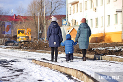 Благоустройство набережной реки Тобол. Курган , снег, мать и дитя, материнство, ребенок, набережная битевки