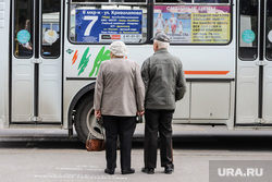 Виды города. Курган, автобусная остановка, дедушка, автобус, пожилая пара, пенсия, пожилые люди, пенсионеры, бабушка, за руки