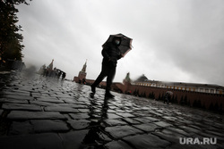 Осень, дождь в Москве. Москва, зонт, брусчатка, непогода, зонтик, кремль, красная площадь, дождь, осень