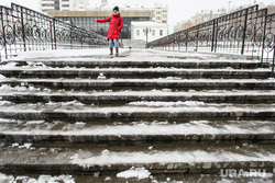 Уборка города после снегопада. Екатеринбург, мост, ступени, гололед, лед на ступенях