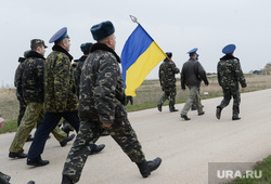 Безоружные украинские военные встретились с Российскими. Переговоры.Севастополь. Крым. Аэропорт Бельбек, флаг украины, армия, марш