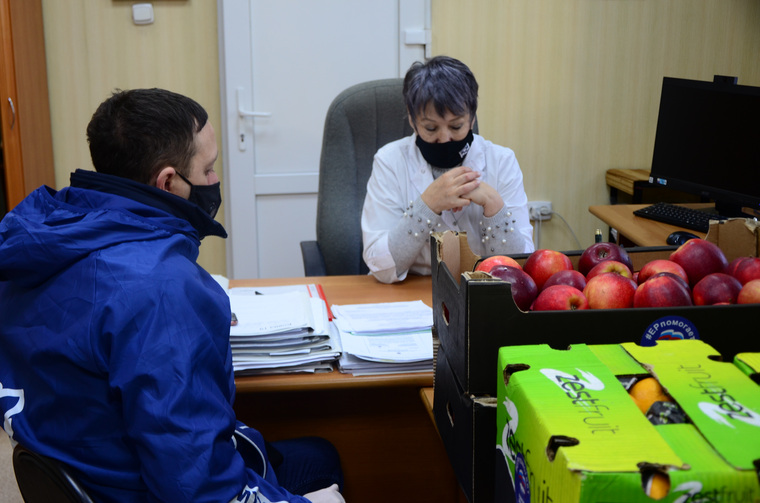 В Амурской области единороссы привезли фрукты медперсоналу областной инфекционной больницы