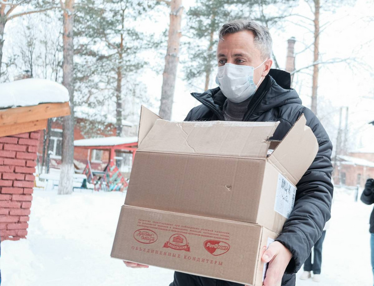 В Томской области депутат передал продуктовые наборы медикам станции скорой помощи