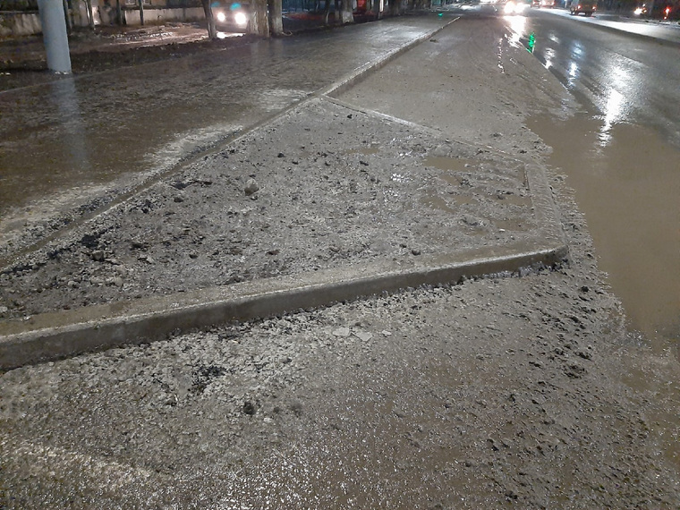 Водители в темное время суток не замечают бордюр новой парковки у моста ЖБИ