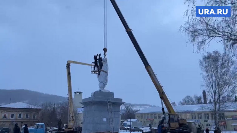 Работы по снятию с постамента памятника В.И. Ленину.