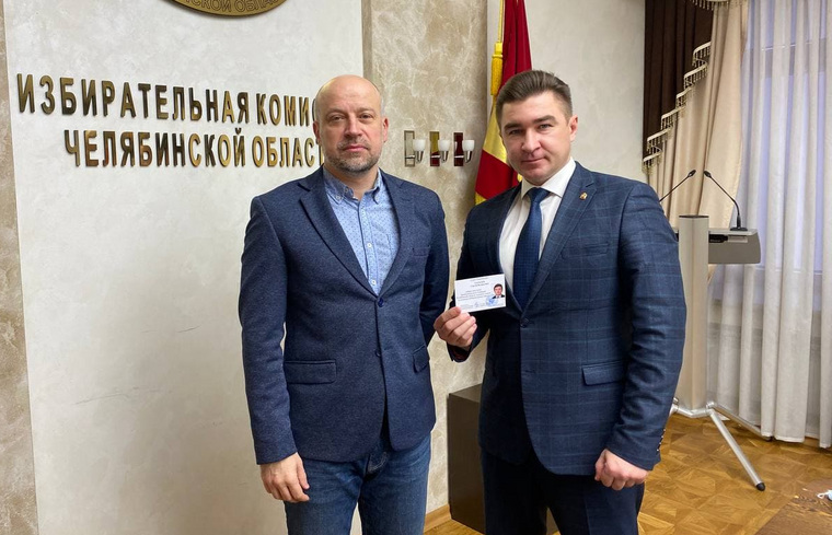 Сергей Таскаев держит в руках новое удостоверение депутата ЗСО