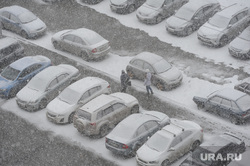 Снегопад в конце марта. Челябинск, снег, зима, погода, непогода, пешеходы, снегопад, автомобили, автопарковка
