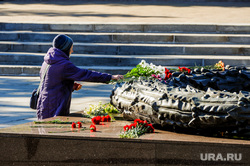 Празднование Дня Победы. Челябинск, возложение цветов, у вечного огня, вечный огонь