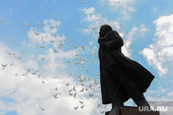 Празднование 9 мая. Челябинск, памятник ленину, шары