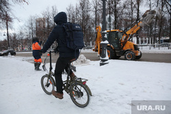 Уборка снега на улицах города. Пермь, уборка снега, велосипедист, уборка дорог