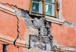 Обрушение части двухэтажного жилого дома на улице Кронштадской. Челябинск, руины, трещина, аварийное жилье, ветхое жилье, ветхо-аварийный дом