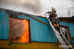 Пожар в расселенном доме, в поселке Солнечный. Сургут, мчс, пожарный, пожар, тушение пожара