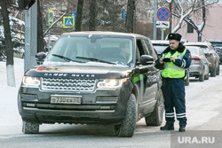 Виды города, зима. Тюмень, гаишник, гибдд, дпс, проверка документов, сотрудник дпс