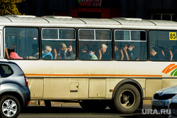 Соблюдение масочного режима в общественном транспорте. Челябинск, общественный транспорт, медицинская маска, пассажиры, маршрутка