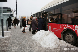 Город. Пермь, снег, уборка снега, автобус, остановка автобусная