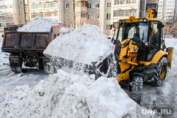 Виды Екатеринбурга, сугроб, уборка снега, снегоуборочная техника, уборка двора, куча снега, снежная зима