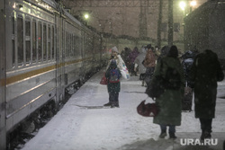 Поезда дальнего следования на железнодорожном вокзале во время снегопада. Рязань, снег, вокзал, поезд, зима, путешествие, пассажир, ржд, турист, жд, пассажиры, туризм, железная дорога