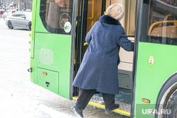 Виды города, зима. Тюмень, автобус, общественный транспорт, бабушка, пенсионеры
